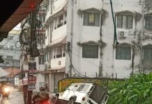 মুষলের ধারে বৃষ্টি শিলিগুড়িতে, রাস্তা ড্রেন বোঝা যাচ্ছে না উল্টে গেল গাড়ি