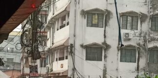 মুষলের ধারে বৃষ্টি শিলিগুড়িতে, রাস্তা ড্রেন বোঝা যাচ্ছে না উল্টে গেল গাড়ি