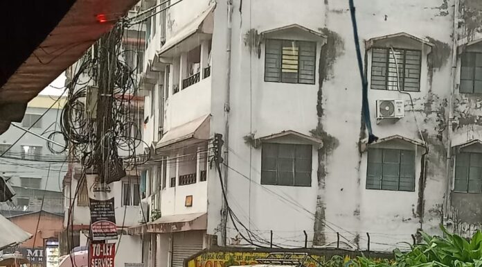 মুষলের ধারে বৃষ্টি শিলিগুড়িতে, রাস্তা ড্রেন বোঝা যাচ্ছে না উল্টে গেল গাড়ি