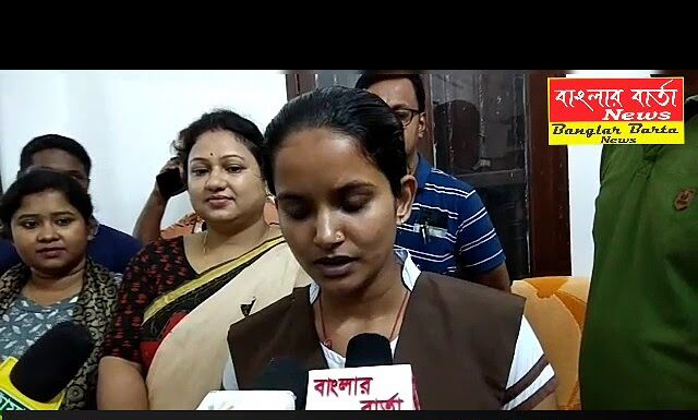 উচ্চমাধ্যমিকে রাজ্যের মধ্যে সপ্তম স্থান অর্জন করল শিলিগুড়ির রিতা হালদার।