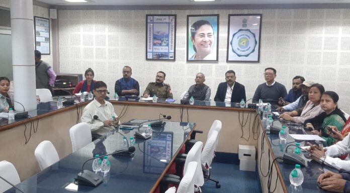 শহরকে পরিকল্পিত নিরাপত্তা বলয়ের মধ্যে ঢাকতে শহর জুড়ে সি সি টি ভি ক্যামেরা বসানোর উদ্যোগ নিয়েছে শিলিগুড়ি পুর নিগম।সোমবার শিলিগুড়ি পুর নিগমের সভাকক্ষে এয়ারটেল সংস্থার কর্তৃপক্ষের সাথে বৈঠক করেন শিলিগুড়ি কর্পোরেশনের মেয়র গৌতম দেব এছাড়াও উপস্থিত ছিলেন মহকুমা শাসক শিলিগুড়ি, ডি সি পি শিলিগুড়ি পুলিশ কমিশনারেট সহ শিলিগুড়ি পুর নিগমের সংশ্লিষ্ট আধিকারিকরা।