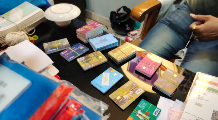 মাটিগাড়া থানার অভিযানে অবৈধ ব্যাংকিং কার্যকলাপের অভিযোগে তিন ব্যক্তি গ্রেফতা।