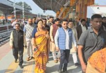 নরেন্দ্র মোদি আগামী কাল বন্দে ভারত এক্সপ্রেস ট্রেনের উদ্বোধনে হাওড়া স্টেশনে উপস্থিত থাকবেন। বৃহস্পতিবার বিজেপি সাংসদ লকেট চ্যাটার্জির পরিদর্শন।