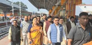 নরেন্দ্র মোদি আগামী কাল বন্দে ভারত এক্সপ্রেস ট্রেনের উদ্বোধনে হাওড়া স্টেশনে উপস্থিত থাকবেন। বৃহস্পতিবার বিজেপি সাংসদ লকেট চ্যাটার্জির পরিদর্শন।