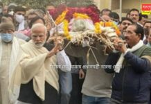 মায়ের অন্তিম যাত্রায় প্রধানমন্ত্রী নরেন্দ্র মোদি।