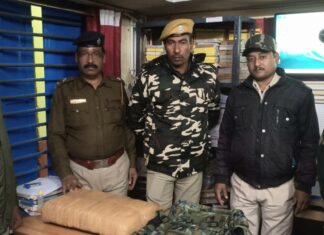 নিউ কোচবিহার স্টেশনে একটি ট্রেনের বগি থেকে উদ্ধার হল ৮ কেজি গাঁজা।