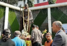 শিলিগুড়ি পুর নিগমের পক্ষ থেকে জাতির জনক মহাত্মা গান্ধীর প্রয়াণ দিবসে তার মূর্তিতে পুষ্পার্ঘ্য ও শ্রদ্ধাঞ্জলি অর্পণ করা হয় গান্ধী মূর্তির পাদদেশ, হেড পোস্ট অফিস মোড়, শিলিগুড়ি।