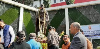 শিলিগুড়ি পুর নিগমের পক্ষ থেকে জাতির জনক মহাত্মা গান্ধীর প্রয়াণ দিবসে তার মূর্তিতে পুষ্পার্ঘ্য ও শ্রদ্ধাঞ্জলি অর্পণ করা হয় গান্ধী মূর্তির পাদদেশ, হেড পোস্ট অফিস মোড়, শিলিগুড়ি।