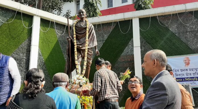 শিলিগুড়ি পুর নিগমের পক্ষ থেকে জাতির জনক মহাত্মা গান্ধীর প্রয়াণ দিবসে তার মূর্তিতে পুষ্পার্ঘ্য ও শ্রদ্ধাঞ্জলি অর্পণ করা হয় গান্ধী মূর্তির পাদদেশ, হেড পোস্ট অফিস মোড়, শিলিগুড়ি।