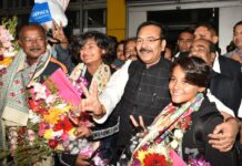 T-20 ‘বিশ্বকাপ জয়ী’ U-19 দলের ২ সদস্যা – বাংলা তথা দেশের গর্ব তিতাস সাধু (Player of the Match) ও হৃষিতা বসু এবং বোলিং কোচ রাজাব দত্ত কলকাতায় ফেরেন। কলকাতা বিমানবন্দর-এ তাঁদের আজ স্বাগত জানান, মাননীয় ক্রীড়া মন্ত্রী অরূপ বিশ্বাস।