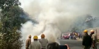 মাটিগাড়া সিটি সেন্টারের সামনে চলন্ত গাড়িতে আগুন।