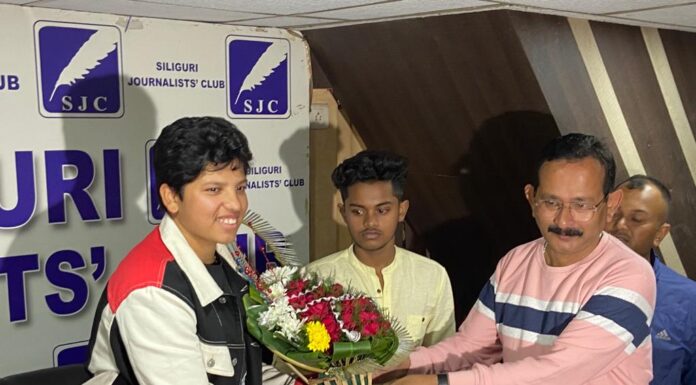 শিলিগুড়ি জার্নালিস্ট ক্লাব এর পক্ষ থেকে রিচা ঘোষ কে সংবর্ধনা জ্ঞাপন।