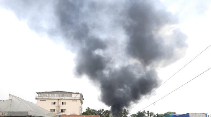 শিলিগুড়ির বানেশ্বর মোড় এলাকায় ভোলানাথ পাড়ায় ক্যামিকেল ফ্যাক্টরিতে ভয়াবহ অগ্নিকাণ্ড।