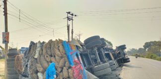 শিলিগুড়ির অদুরে ফুলবাড়িতে উল্টে গেল কয়লা বোঝাই ট্রাক।