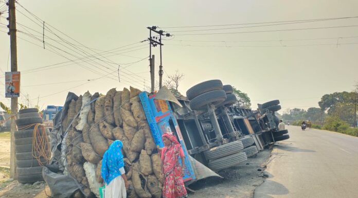 শিলিগুড়ির অদুরে ফুলবাড়িতে উল্টে গেল কয়লা বোঝাই ট্রাক।