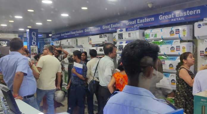 প্রচন্ড গরমে মানুষ নাজেহাল এসি কিনতে ভিড় শিলিগুড়িতে।