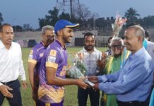 দিবারাত্র ক্রিকেট টুর্নামেন্টের শুভ সূচনায় মেয়র গৌতম দেব।