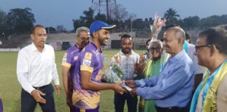 দিবারাত্র ক্রিকেট টুর্নামেন্টের শুভ সূচনায় মেয়র গৌতম দেব।