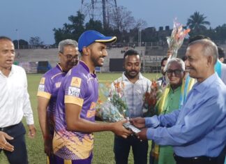 দিবারাত্র ক্রিকেট টুর্নামেন্টের শুভ সূচনায় মেয়র গৌতম দেব।