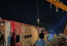 ডালখোলার কাছে যাত্রীবাহী বাস উল্টে গেল।