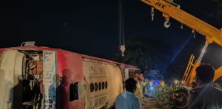 ডালখোলার কাছে যাত্রীবাহী বাস উল্টে গেল।