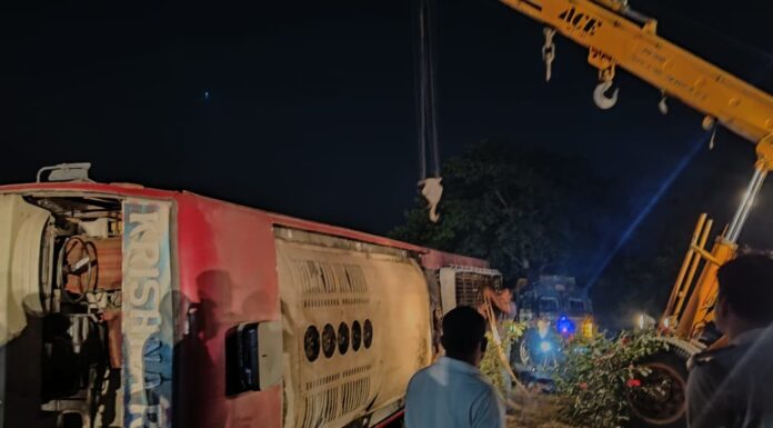 ডালখোলার কাছে যাত্রীবাহী বাস উল্টে গেল।