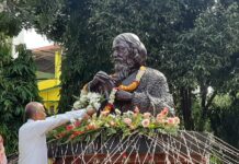 রবীন্দ্র মঞ্চ(বাঘাযতীন পার্ক) এবং শিলিগুড়ি পুর নিগমের বিশ্বকবি রবীন্দ্রনাথ ঠাকুরের জন্মজয়ন্তী উদযাপনে শিলিগুড়ি কর্পোরেশনের মেয়র গৌতম দেব।