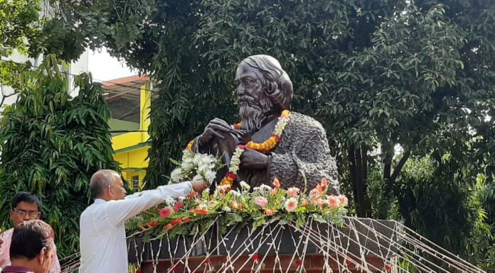 রবীন্দ্র মঞ্চ(বাঘাযতীন পার্ক) এবং শিলিগুড়ি পুর নিগমের বিশ্বকবি রবীন্দ্রনাথ ঠাকুরের জন্মজয়ন্তী উদযাপনে শিলিগুড়ি কর্পোরেশনের মেয়র গৌতম দেব।