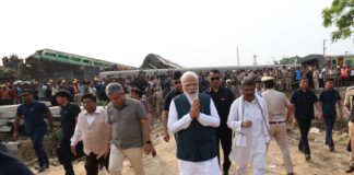 গতকাল ভয়াবহ ট্রেন দুর্ঘটনার পর শনিবার এলাকা পরিদর্শনে দেশের প্রধানমন্ত্রী নরেন্দ্র মোদি।