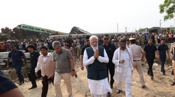 গতকাল ভয়াবহ ট্রেন দুর্ঘটনার পর শনিবার এলাকা পরিদর্শনে দেশের প্রধানমন্ত্রী নরেন্দ্র মোদি।