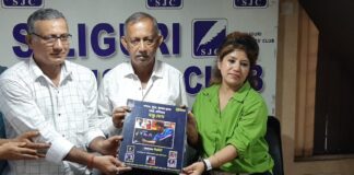 প্রখ্যাত টেবিল টেনিস খেলোয়াড়, কোচ ও প্রশাসক অর্জুন মান্তু ঘোষের জীবনী নিয়ে গান ও কবিতা সম্বলিত ‘বিজয়িনী’ অ্যালবামের আবরণ উন্মোচন অনুষ্ঠানে শিলিগুড়ি জার্নালিস্ট ক্লাবে শিলিগুড়ি কর্পোরেশনের মেয়ের গৌতম দেব।