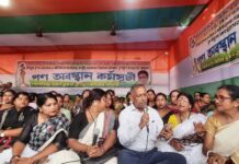 রাজ্যের প্রতি কেন্দ্র সরকারের বঞ্চনার বিরুদ্ধে, তৃণমূল কংগ্রেস শিলিগুড়ি টাউন-৩ -র উদ্যোগে সারা রাজ্যের সাথে অবস্থান বিক্ষোভ কর্মসূচিতে শিলিগুড়ি কর্পোরেশনের মেয়র গৌতম দেব সহ অন্যান্য ব্যক্তিরা।