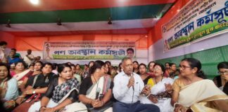 রাজ্যের প্রতি কেন্দ্র সরকারের বঞ্চনার বিরুদ্ধে, তৃণমূল কংগ্রেস শিলিগুড়ি টাউন-৩ -র উদ্যোগে সারা রাজ্যের সাথে অবস্থান বিক্ষোভ কর্মসূচিতে শিলিগুড়ি কর্পোরেশনের মেয়র গৌতম দেব সহ অন্যান্য ব্যক্তিরা।