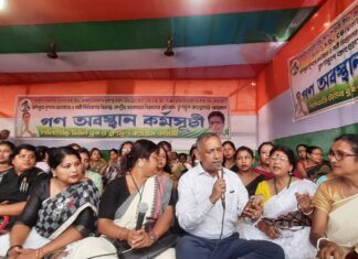 রাজ্যের প্রতি কেন্দ্র সরকারের বঞ্চনার বিরুদ্ধে, তৃণমূল কংগ্রেস শিলিগুড়ি টাউন-৩ -র উদ্যোগে সারা রাজ্যের সাথে অবস্থান বিক্ষোভ কর্মসূচিতে শিলিগুড়ি কর্পোরেশনের মেয়র গৌতম দেব সহ অন্যান্য ব্যক্তিরা।