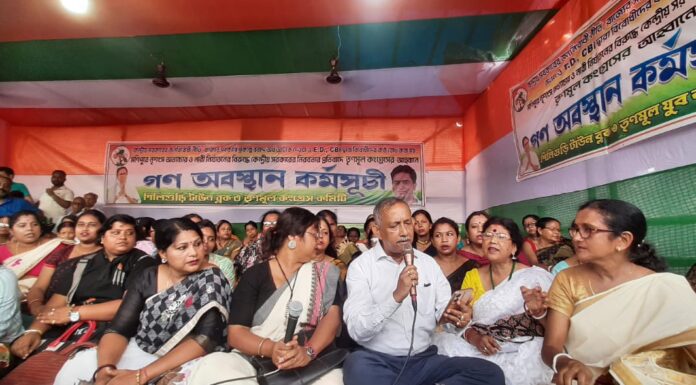 রাজ্যের প্রতি কেন্দ্র সরকারের বঞ্চনার বিরুদ্ধে, তৃণমূল কংগ্রেস শিলিগুড়ি টাউন-৩ -র উদ্যোগে সারা রাজ্যের সাথে অবস্থান বিক্ষোভ কর্মসূচিতে শিলিগুড়ি কর্পোরেশনের মেয়র গৌতম দেব সহ অন্যান্য ব্যক্তিরা।