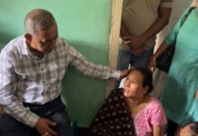 মুখ্যমন্ত্রীর শোক বার্তা নিয়ে মৃতা স্কুল ছাত্রীর বাড়িতে সমবেদনা জানাতে পৌঁছলেন গৌতম দেব।