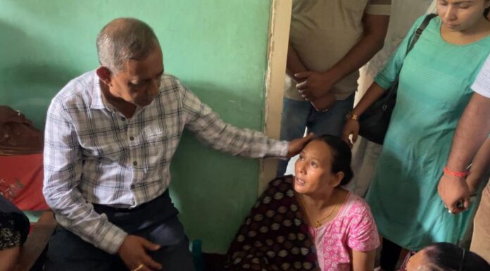 মুখ্যমন্ত্রীর শোক বার্তা নিয়ে মৃতা স্কুল ছাত্রীর বাড়িতে সমবেদনা জানাতে পৌঁছলেন গৌতম দেব।