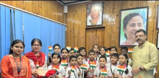 ভারতের জাতীয় পতাকা হাতে নিয়ে ব্রাইট একাডেমীর খুদে পড়ুয়ারা মিলিত হলো শিলিগুড়ি কর্পোরেশনের ডেপুটি মেয়রের সঙ্গে।