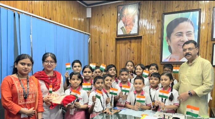 ভারতের জাতীয় পতাকা হাতে নিয়ে ব্রাইট একাডেমীর খুদে পড়ুয়ারা মিলিত হলো শিলিগুড়ি কর্পোরেশনের ডেপুটি মেয়রের সঙ্গে।