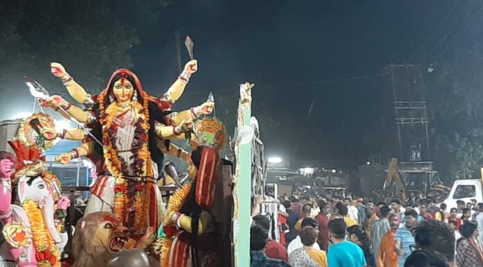 শিলিগুড়ি লালমোহন মৌলিক নিরঞ্জন ঘাটে বিজয়া দশমীর দিন প্রতিমা নিরঞ্জনের মুহূর্ত।