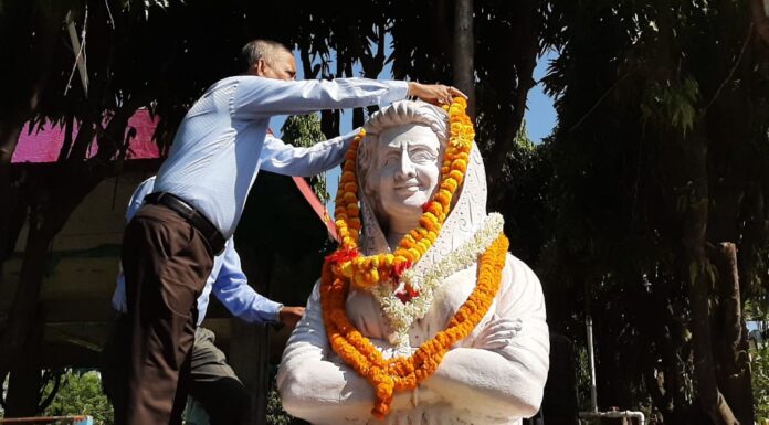 ভারতের প্রাক্তন প্রধানমন্ত্রী ইন্দিরা গান্ধীর ৪০তম প্রয়াণ দিবসে শ্রদ্ধার্ঘ্য নিবেদন করলেন মেয়র গৌতম দেব।