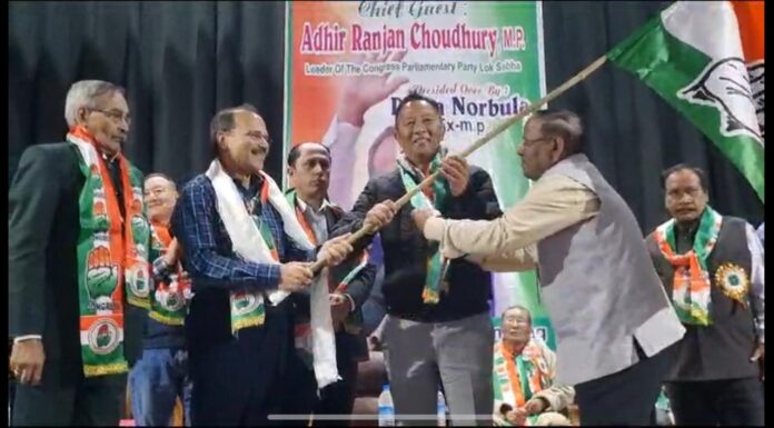 কংগ্রেসে যোগ দিলেন বিনয় তামাং।