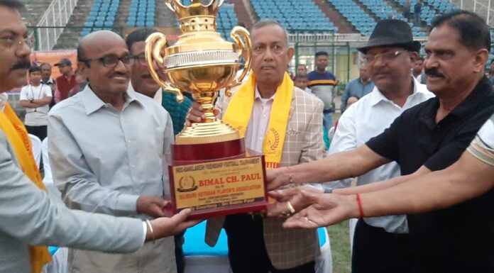 পুরস্কার বিতরণী অনুষ্ঠানে শিলিগুড়ি পুরনিগমের মেয়র গৌতম দেব ও ডেপুটি মেয়র রঞ্জন সরকার সহ অন্যান্য ব্যক্তিরা।