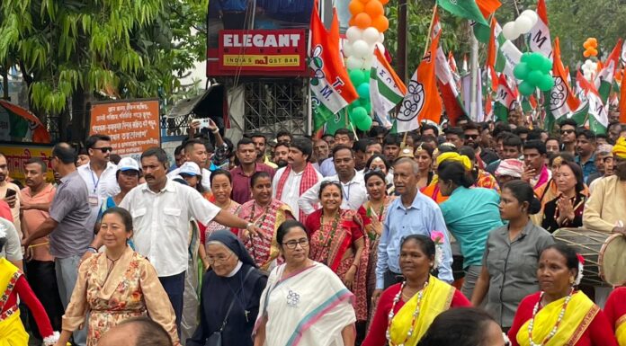 শিলিগুড়িতে নির্বাচনী প্রচারে পদযাত্রায় মুখ্যমন্ত্রী।
