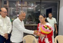 কৃতি ছাত্রী রিতিকা ভার্মা কে সংবর্ধনা জানালেন মেয়র।