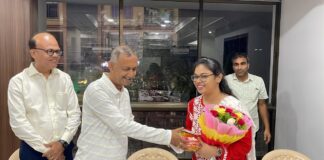 কৃতি ছাত্রী রিতিকা ভার্মা কে সংবর্ধনা জানালেন মেয়র।