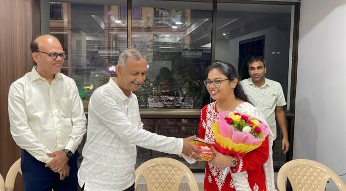 কৃতি ছাত্রী রিতিকা ভার্মা কে সংবর্ধনা জানালেন মেয়র।