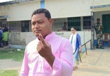 বিজেপি বিধায়ক আনন্দময় বর্মন নিজের ভোট দান করলেন।