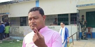 বিজেপি বিধায়ক আনন্দময় বর্মন নিজের ভোট দান করলেন।