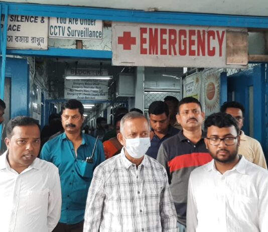 দুর্ঘটনায় আহতদের দেখতে মেয়র গৌতম দেব।